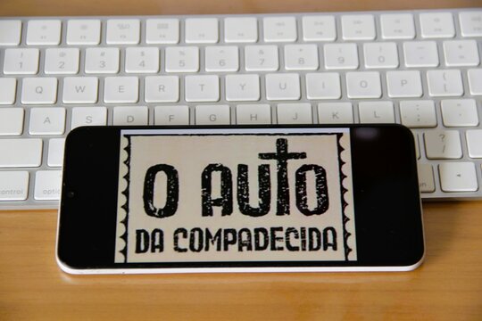 O Auto da Compadecida - As aventuras de Jo&atilde;o Grilo e Chic&oacute;, dois nordestinos pobres que vivem de golpes para sobreviver. Eles est&atilde;o sempre enganando o povo de um pequeno vilarejo.