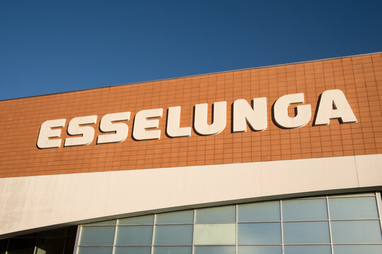 Esselunga sign