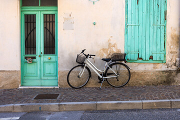 Vintage-style bicycle on the wall of an Italian house