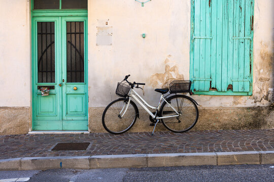 Vintage-style bicycle on the wall of an Italian house
