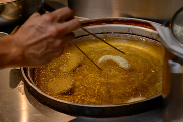 天ぷらを揚げる、天麩羅
