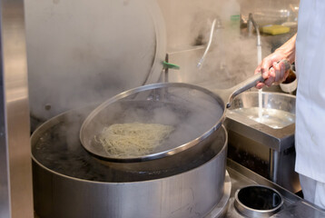 麺を茹でる職人の手元、蕎麦、ラーメン