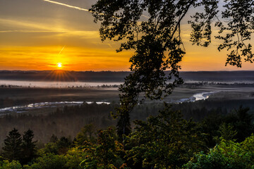 Blick auf das Isartal bei Wolfratshausen und Icking bei Nebel und Sonnenaufgang