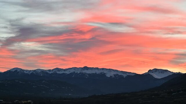Wonderful videos of an Abruzzo sunset
Abruzzo is an Italian region located east of Rome, between the Adriatic and the Apennines. The hinterland is mostly made up of national parks and nature reserves.