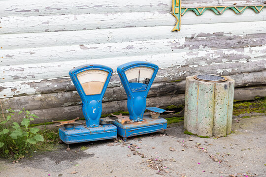 Authentic Unattended Vintage Mechanical Scales By The Trash