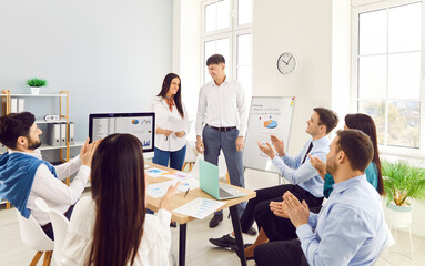 Obraz premium Team of business people conducts a group meeting in office. The staff engages in teamwork, leadership, and presentation discussions, enhancing collaboration and communication in business environment.