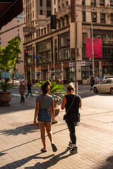 Obraz premium people walking in the city