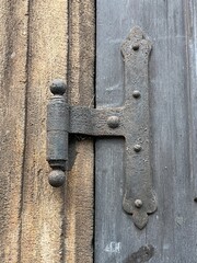 Exterior door hinge