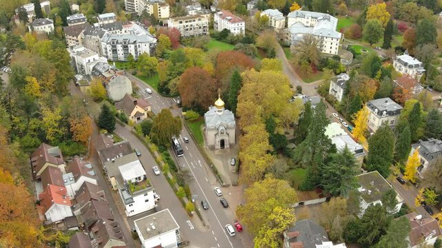 Atemberaubende 4K-Drohnenaufnahmen der orthodoxen Kirche in Baden-Baden, umgeben von der malerischen Stadt. Die beeindruckende Architektur und die ruhige Atmosph&auml;re der Kurstadt vereint in einem Clip.