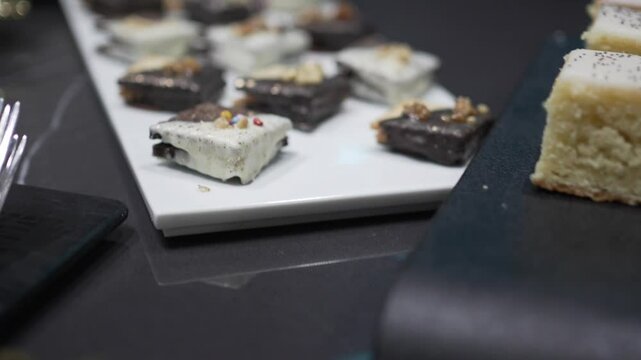 alfajor de galletita gourmet ba&ntilde;ado y decorado con frutas secas