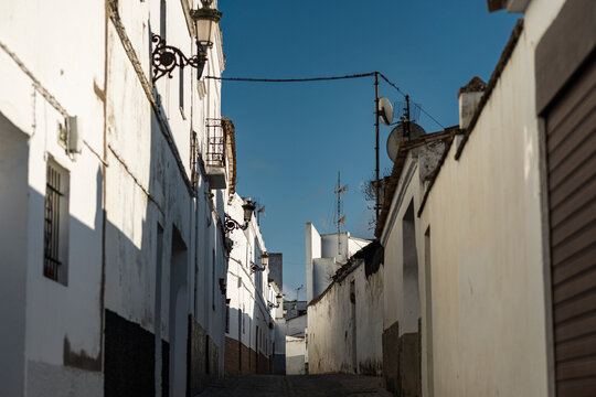 Fototapeta  Whitewashed cobblestones street