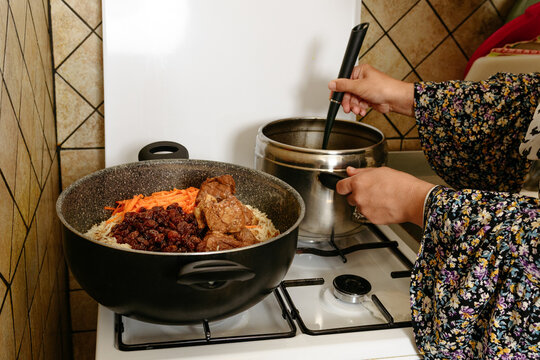 Afghan woman cooking traditional afghani Kabuli Pulaoat 