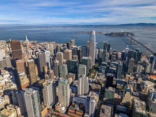 Obraz premium Aerial view of Downtown district of San Francisco skyline on a sunny day, California.