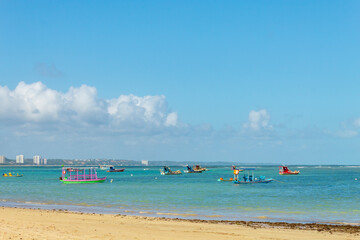 Obraz premium barcos coloridos da praia da Ponta Verde em Maceió Alagoas Brasil
