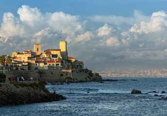 Vielle ville d'Antibes lors d'un après midi avec un ciel nuageux et des vagues qui tapent contre...