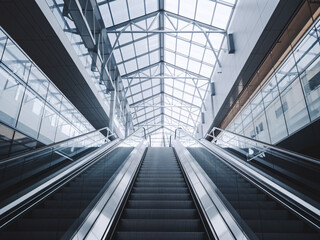 Obraz premium Modern Escalator in a Futuristic Glass Building Interior