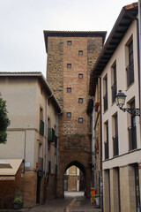 Torre medieval con entrada a la villa