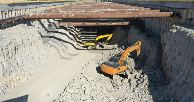 Excavation tools under struts at metro station construction