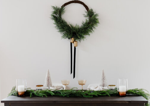 Minimal Christmas table 
