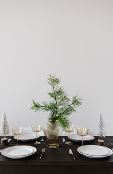 Minimal Christmas table 