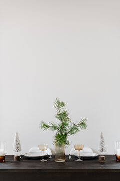 Minimal Christmas table 