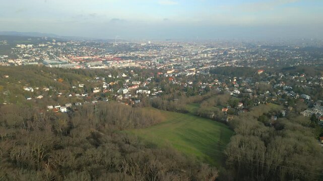 Drohnenflug &uuml;ber den Lainzer Tiergarten mit Blick auf Wien