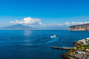 Vista panoramica del Vesuvio (Napoli) dalla penisola sorrentina con motonave in movimento 