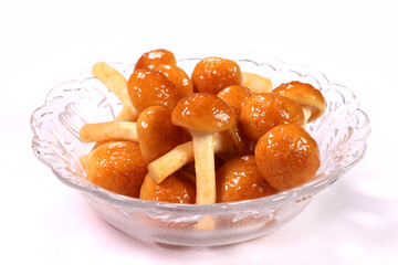 ガラス皿に盛った自家栽培のなめこ