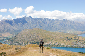 ルートバーントラックを歩く男性