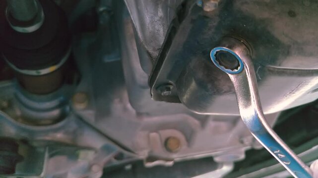 オイル交換をする為にドレンボルトから古いオイルを抜く作業 ズームイン