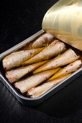  オイルサーディンの缶詰