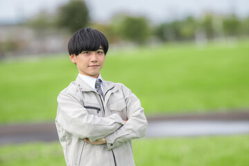 腕組する作業員