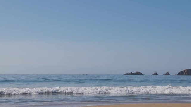 video de las olas del mar en la playa y de fondo se alcanzan a ver algunas islas que est&aacute;n a kil&oacute;metros 