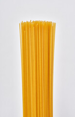 白いバックの上に乾燥パスタ