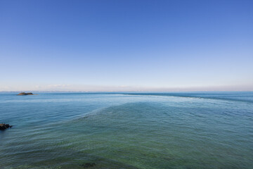 岬の先に広がるきれいな緑色の海の浅瀬