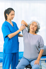 Obraz premium An elderly Asian female patient is happy and smiles, encouraging and supporting her to do physical therapy to walk. Health care concept