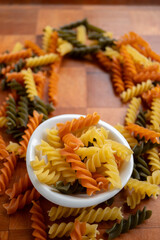 Pasta fusilli presentada en plato pequeño y dispersa