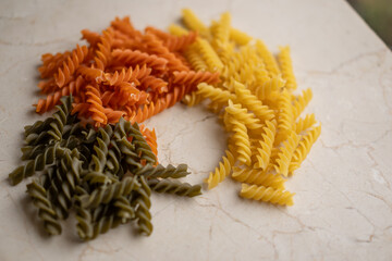 montón de pasta italiana fusilli en composición circular con espacio en el centro