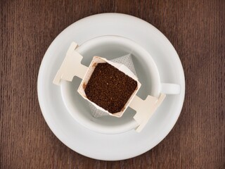 흰색 커피잔에 놓인 드립백 커피 