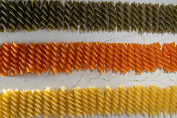 Pasta fusilli italiana ordenada en tres hileras por color