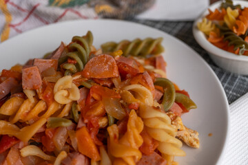 platillo de pasta italiana fusilli tricolor con jitomate y salchicha 
