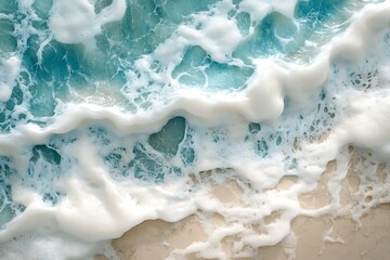 Obraz premium Aerial view of ocean waves crashing onto a sandy beach.