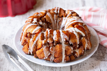 Bundt Cake Apple Cinnamon Monkey Bread / Plucking Cake with Dripping Icing