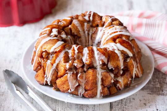 Bundt Cake Apple Cinnamon Monkey Bread / Plucking Cake with Dripping Icing