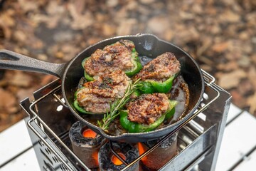 アウトドア料理　Camping cooking with a small iron pan