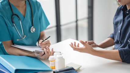 Obraz premium Healthcare Counsel Physician Giving Recommendations to Individual