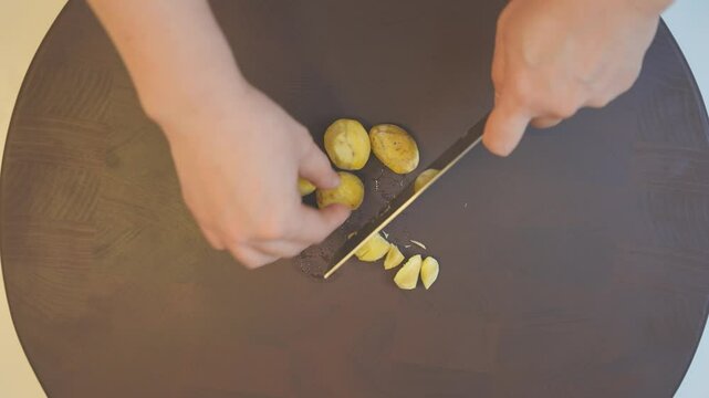 Cut the chestnuts cooking chestnuts