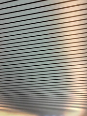 Obraz premium A black and white photo of a wall with a pattern of lines