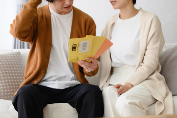 督促状を見て困る男女