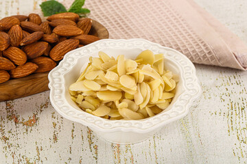 Sliced almond nut for culinary